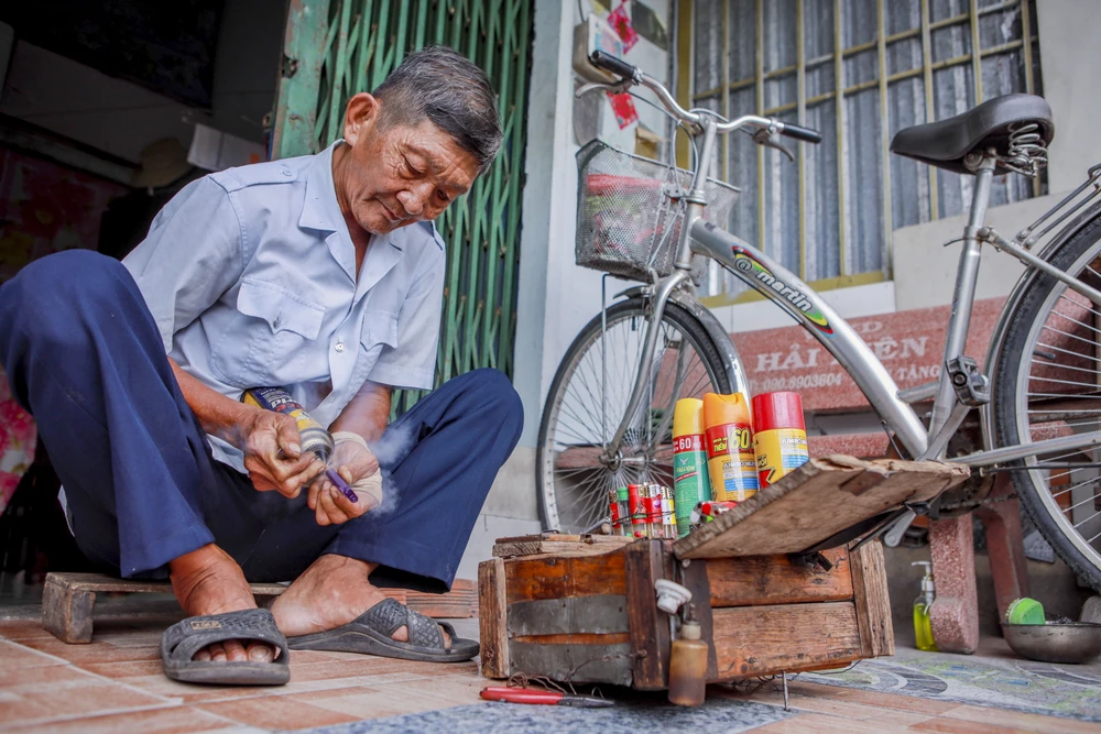  Người đàn ông giữ nghề bơm ga hột quẹt ở TP (23).jpg