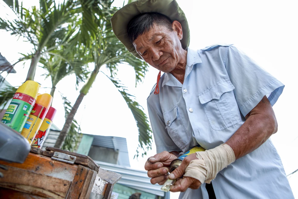 Người đàn ông giữ nghề bơm ga hột quẹt ở TP (7).jpg