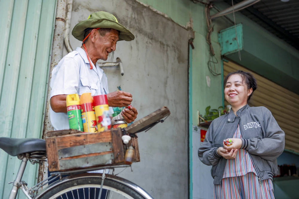  Người đàn ông giữ nghề bơm ga hột quẹt ở TPHCM (6).jpg