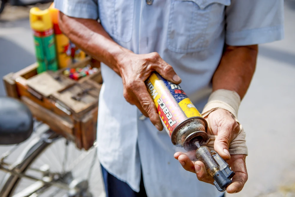  Người đàn ông giữ nghề bơm gas hột quẹt ở TPHCM (22).jpg