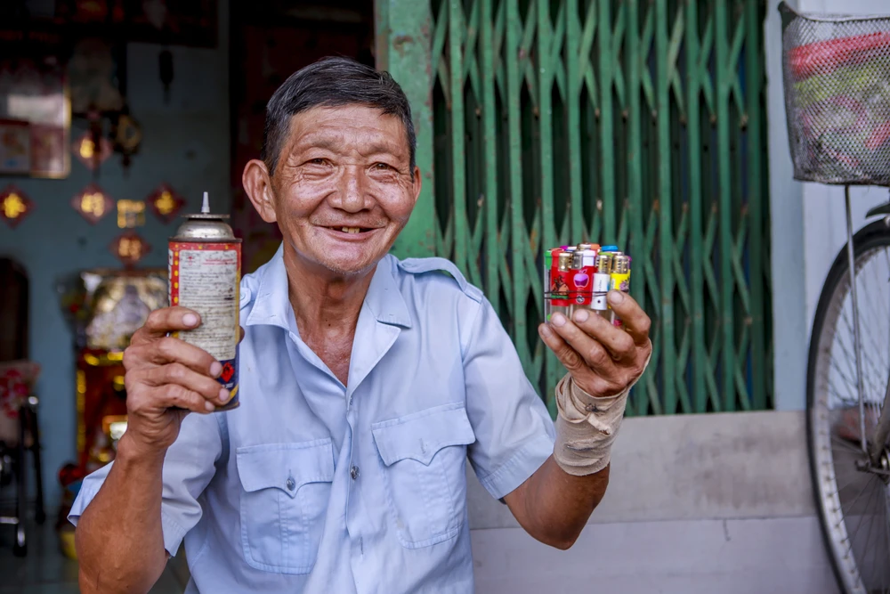  Người đàn ông giữ nghề bơm gas hột quẹt ở TPHCM (23).jpg