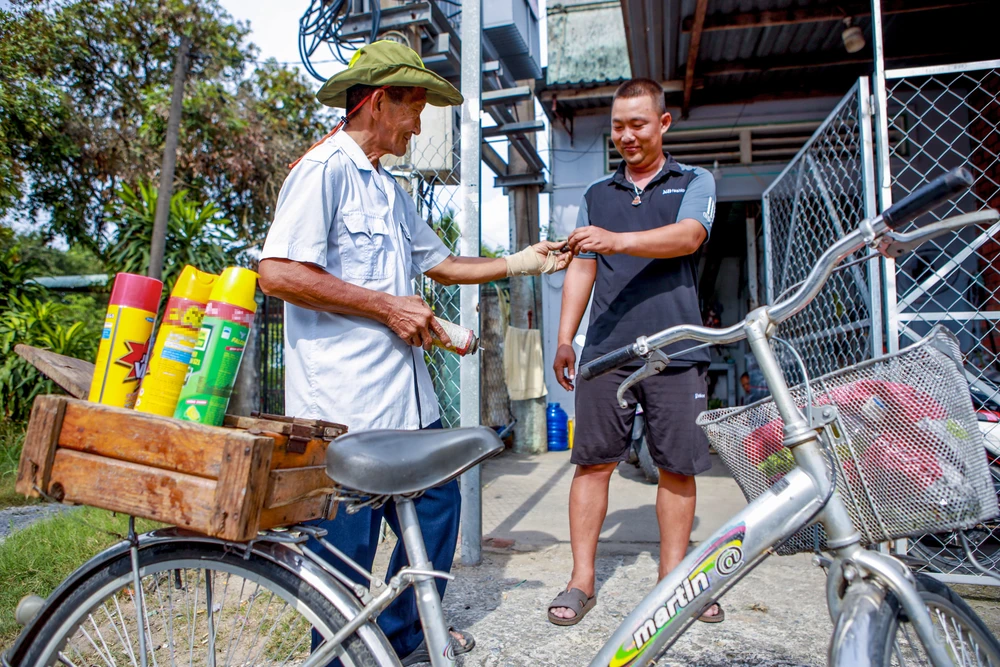  Người đàn ông giữ nghề bơm gas hột quẹt ở TPHCM (25).jpg