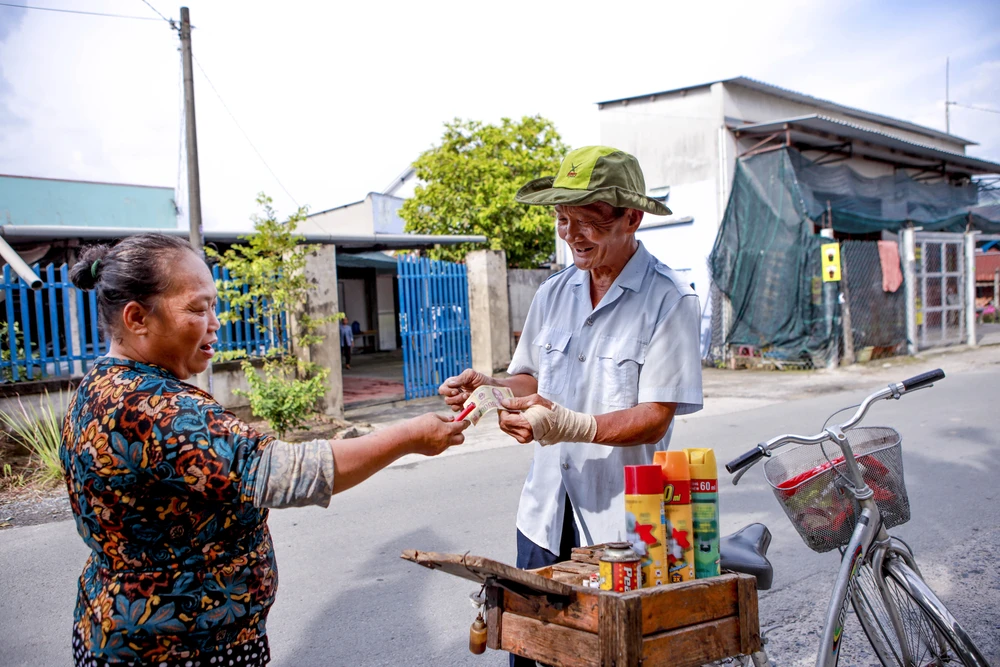  Người đàn ông giữ nghề bơm gas hột quẹt ở TPHCM (29).jpg