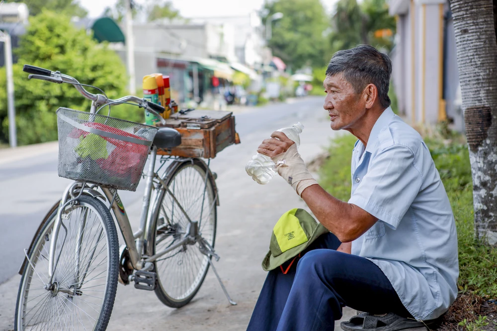  Người đàn ông giữ nghề bơm gas hột quẹt ở TPHCM (35).jpg