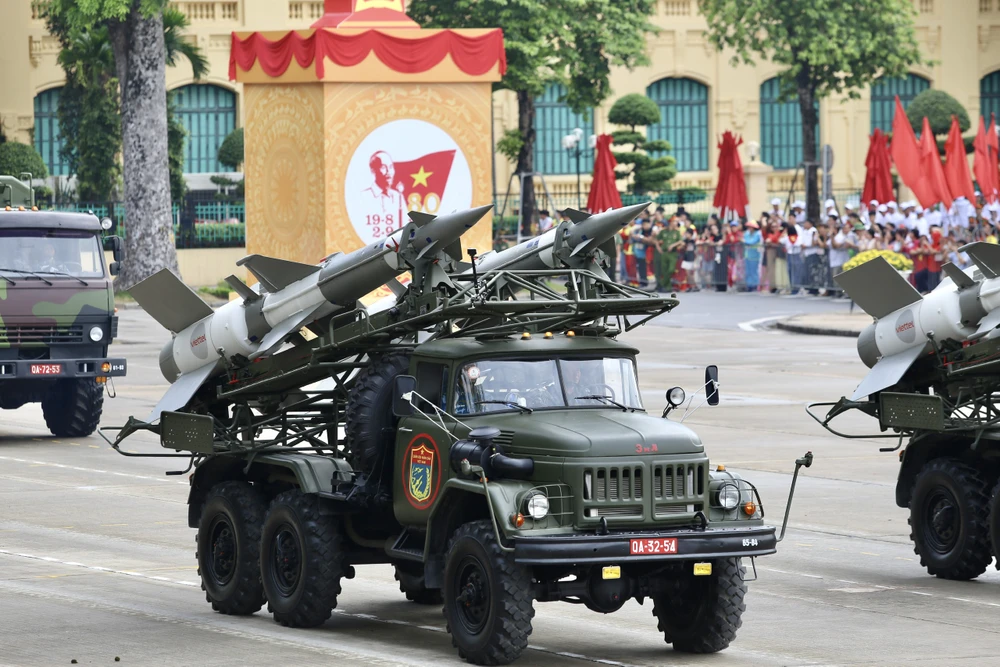 Khí tài tổng duyệt diễu binh A80 (4).jpg