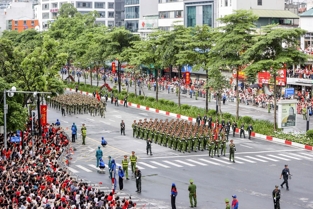 Trùng trùng đoàn quân diễu binh A80 đi giữa lòng nhân dân