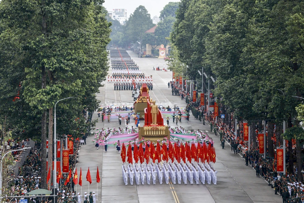 Trùng trùng đoàn quân diễu binh A80 đi giữa lòng nhân dân