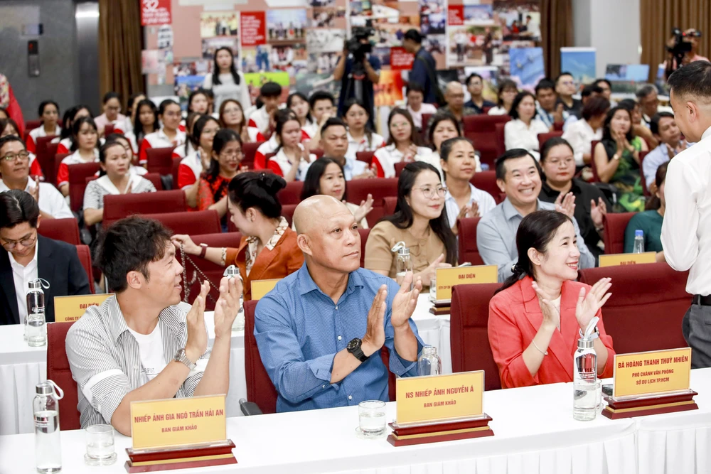 Cuoc thi anh Sac Mau Moi -NN 26.jpg