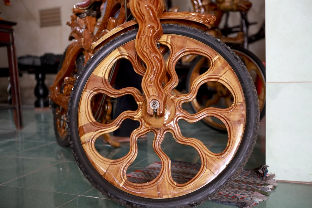 Đồ gỗ độc lạ chạm khắc từ gốc cây (1).jpg