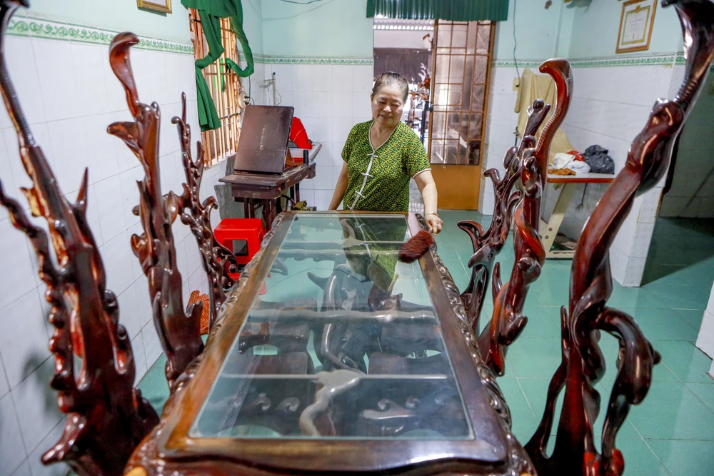 Đồ gỗ độc lạ chạm khắc từ gốc cây (17).jpg