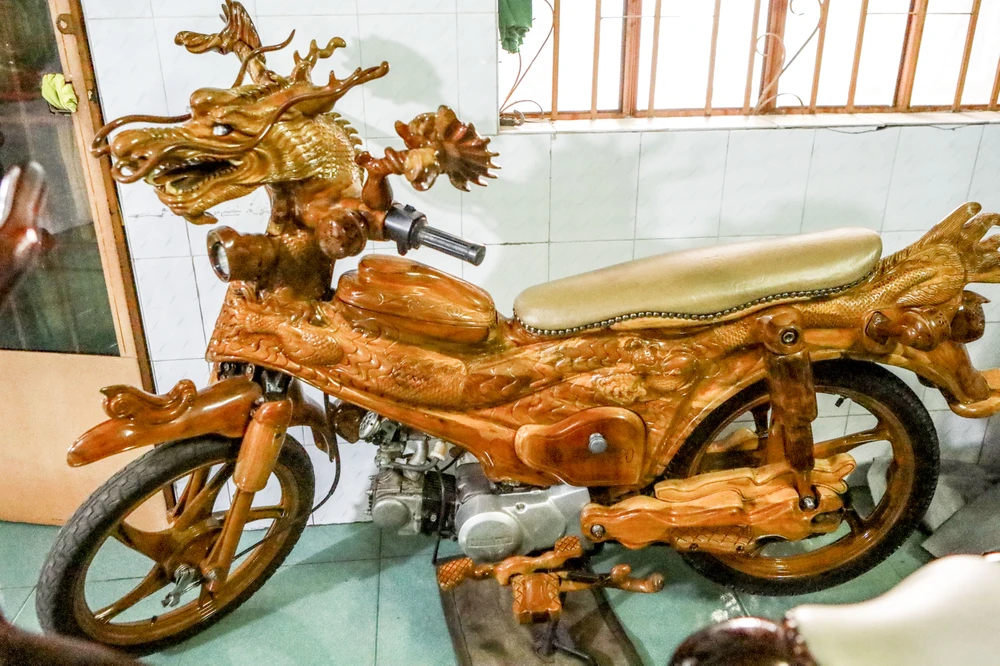 Đồ gỗ độc lạ chạm khắc từ gốc cây (2).jpg