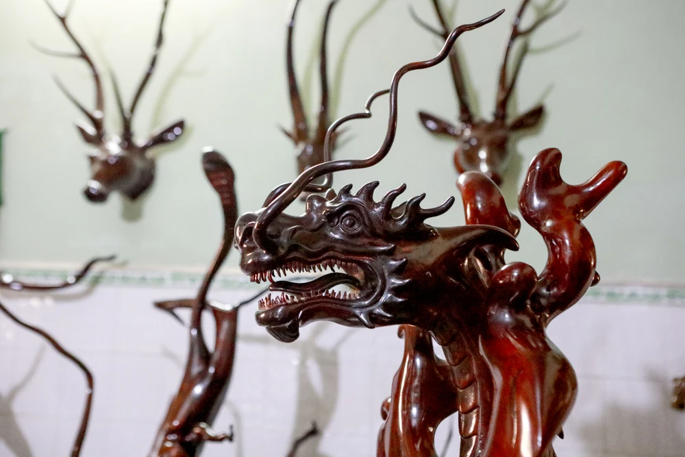 Đồ gỗ độc lạ chạm khắc từ gốc cây (5).jpg