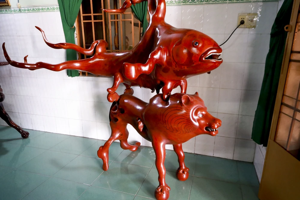 Đồ gỗ độc lạ chạm khắc từ gốc cây (6).jpg