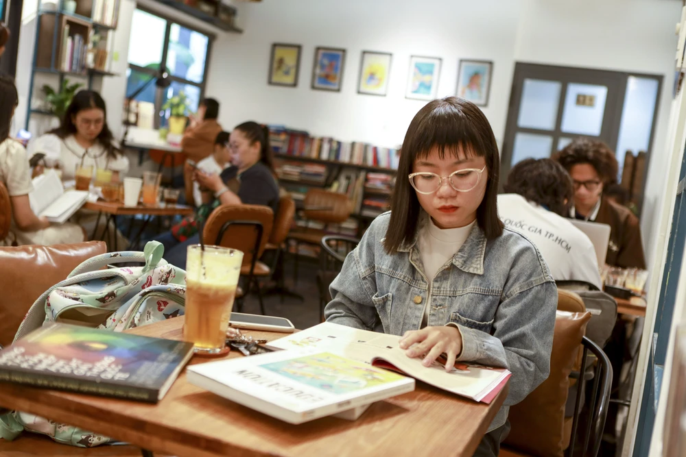 Ở Sài Gòn có quán cà phê 'trả công' cho người đọc sách