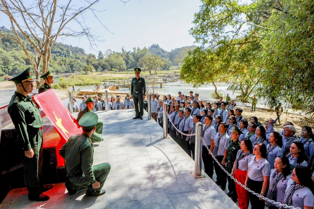 Cột mốc 836-2- Thác Bản Giốc PLO (14).jpg