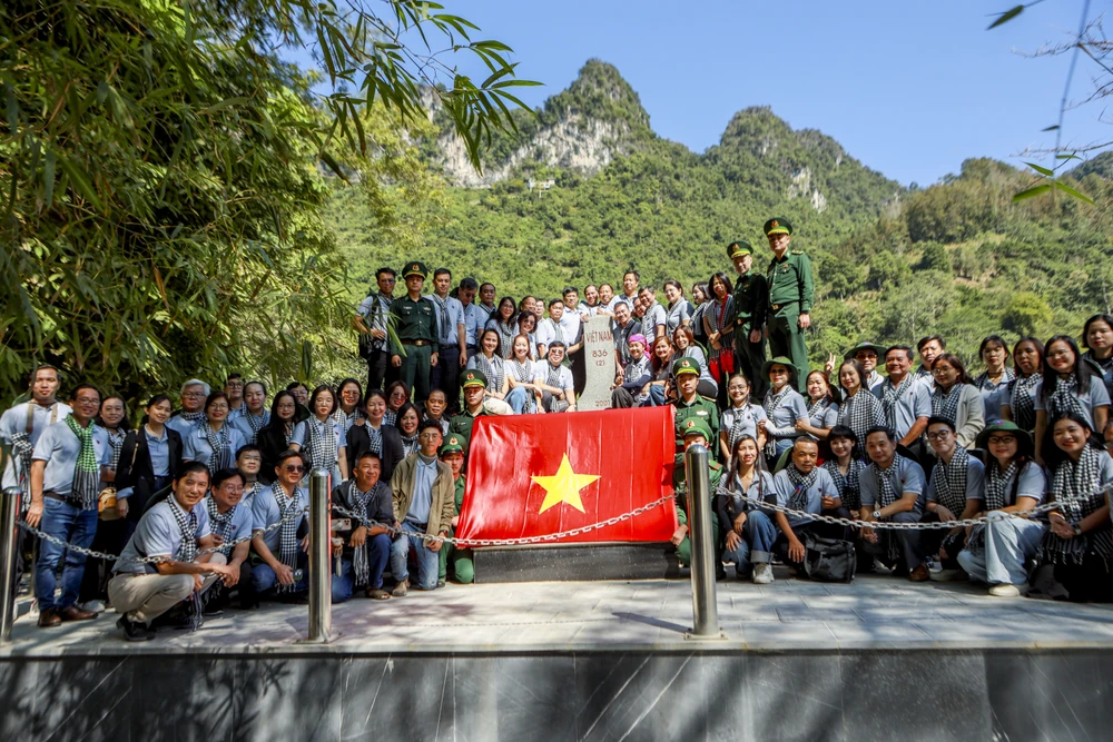 Cột mốc 836-2- Thác Bản Giốc PLO (9).jpg