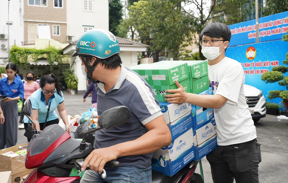 Cứu trợ miền Trung (2).jpg