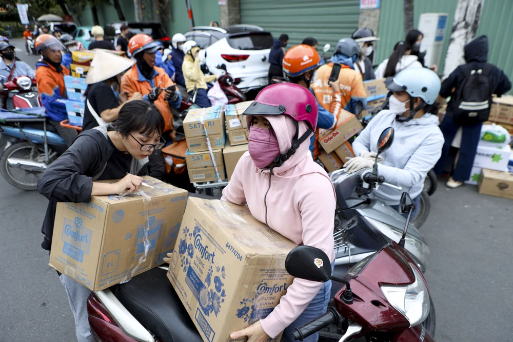 Cuu tro mien trung (6).jpg