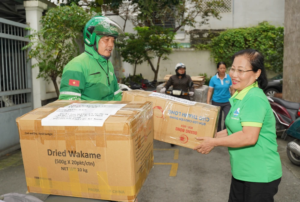 Cứu trợ miền Trung (7).jpg