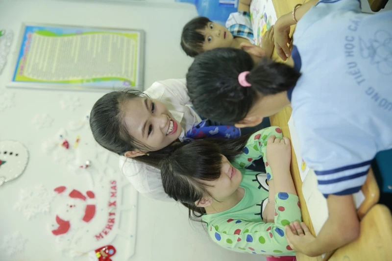  Nữ sinh viên Việt Nam khoe sắc, trổ tài bên chiến sĩ bộ đội biên phòng ảnh 1