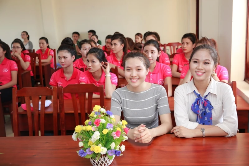  Nữ sinh viên Việt Nam khoe sắc, trổ tài bên chiến sĩ bộ đội biên phòng ảnh 6