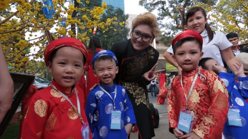 Vicky Nhung “lột xác” trong MV Tết ảnh 2