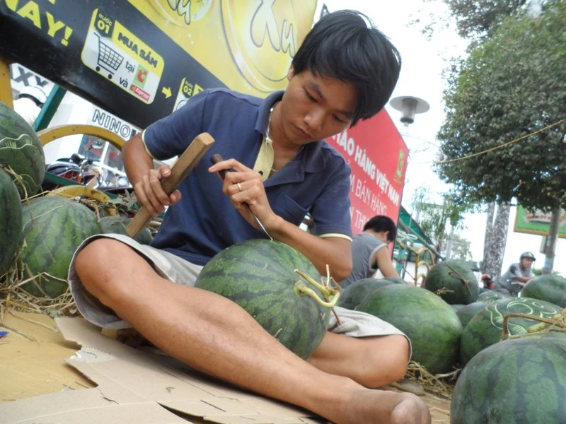 Nghề khắc... dưa hấu Tết kiếm bạc triệu ở Sài Gòn ảnh 6