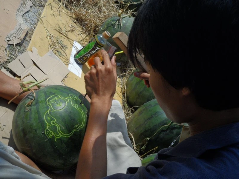 Nghề khắc... dưa hấu Tết kiếm bạc triệu ở Sài Gòn ảnh 7