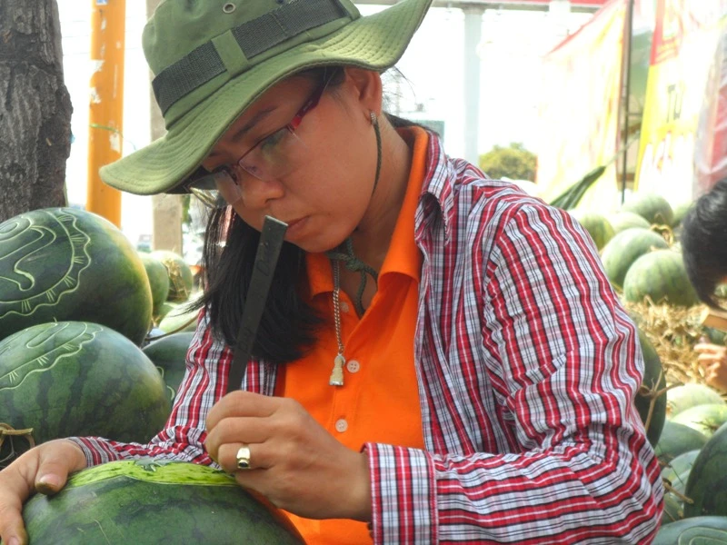 Nghề khắc... dưa hấu Tết kiếm bạc triệu ở Sài Gòn ảnh 9