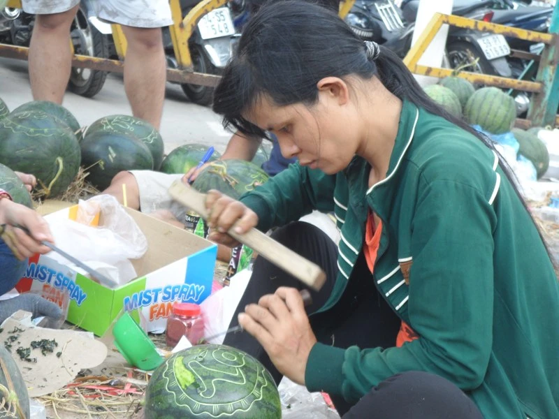 Nghề khắc... dưa hấu Tết kiếm bạc triệu ở Sài Gòn ảnh 8