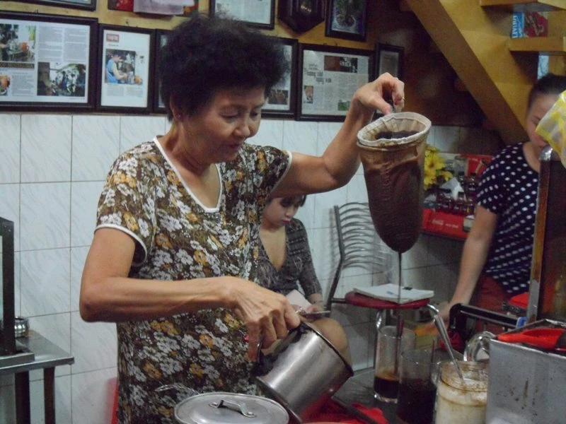 Mùng một tết, lai rai cà phê vợt cô Ba ảnh 5