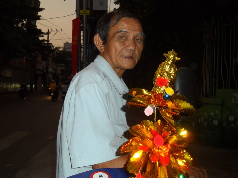 Những người đón tết ở lề đường, hè phố ảnh 2