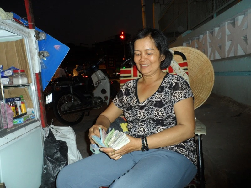 Những người đón tết ở lề đường, hè phố ảnh 3