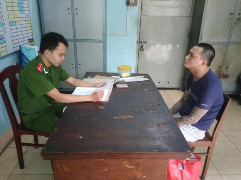 Truy đuổi qua nhiều tuyến đường bắt nghi phạm mua bán ma túy ảnh 2