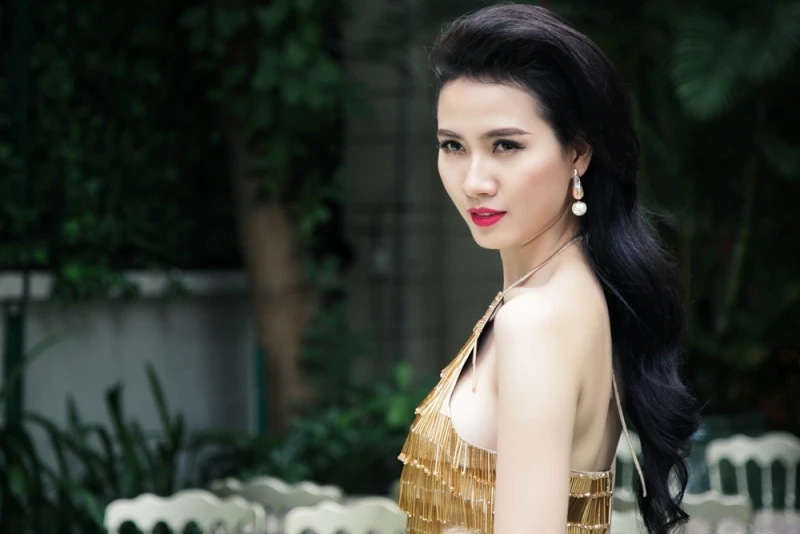 Phan Thị Mơ quyến rũ với đầm vàng bó sát
