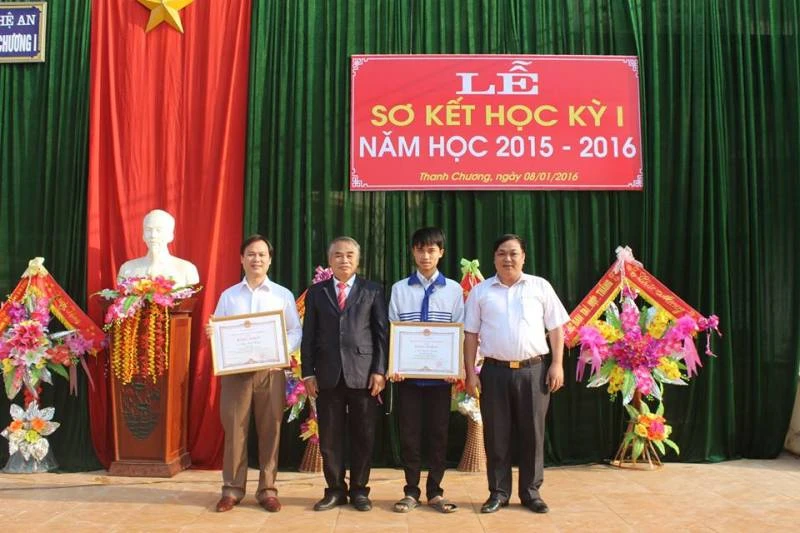 Cậu học trò Hồ Quang Trung (thứ 2 từ phải sang) trong lễ sơ kết học kì I