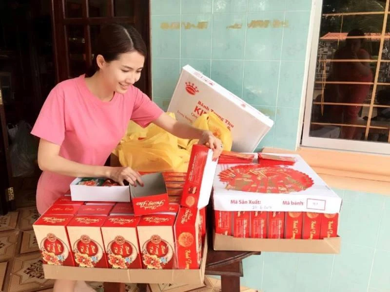 Phan Thị Mơ giản dị tặng quà trung thu tại quê nhà