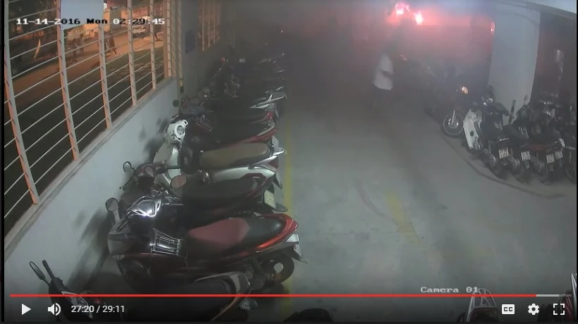 May mắn xe ô tô để cách khu vực để xe máy khá xa. (Ảnh trích xuất từ camera)