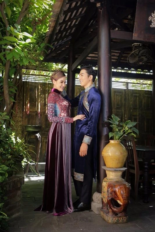 họa tiết hình lưới lấp lánh tạo cho bộ đôi tính hòa hợp và sang trọng