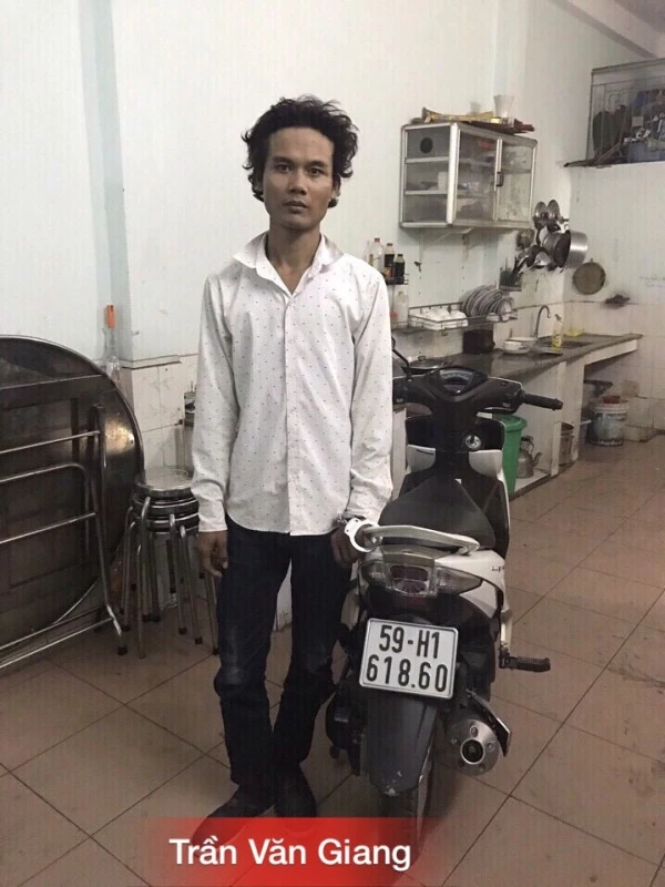 Đạp đầu xe, dùng dao đâm liên tiếp trinh sát đặc nhiệm ảnh 2