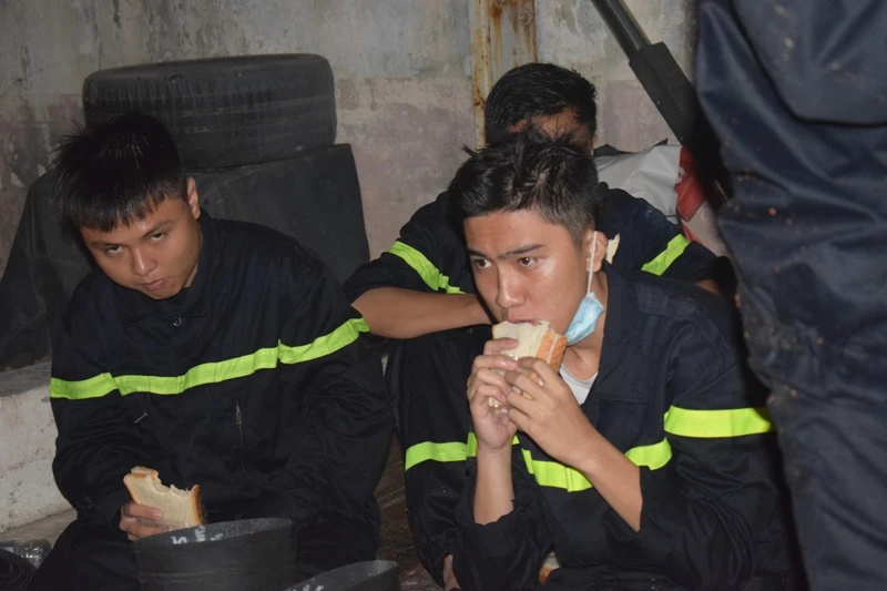 Xúc động lính cứu hỏa trong vụ cháy gần Cảng Sài Gòn ảnh 2