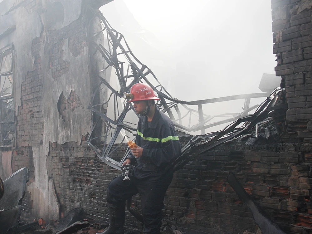 Xưởng mút xốp ở Bình Chánh chìm trong biển lửa ảnh 5