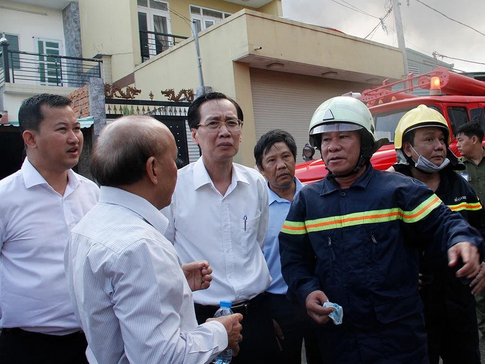 Xưởng mút xốp ở Bình Chánh chìm trong biển lửa ảnh 2