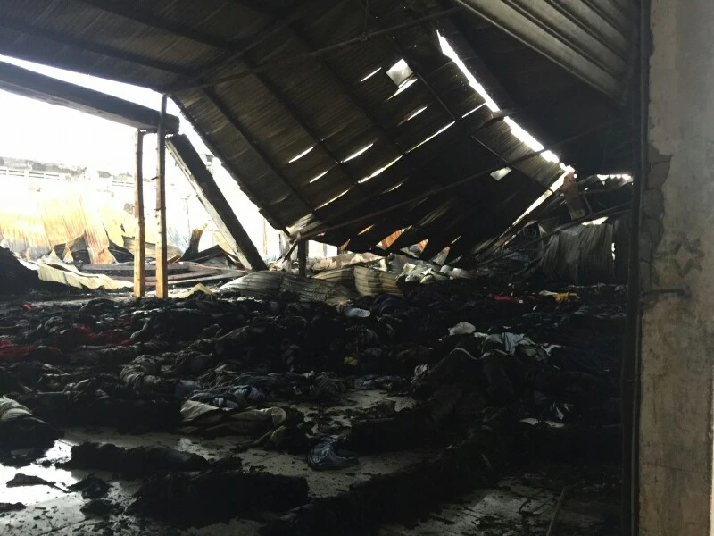 Cận cảnh hiện trường đổ nát sau vụ cháy nổ lớn ở Quận 9 ảnh 1