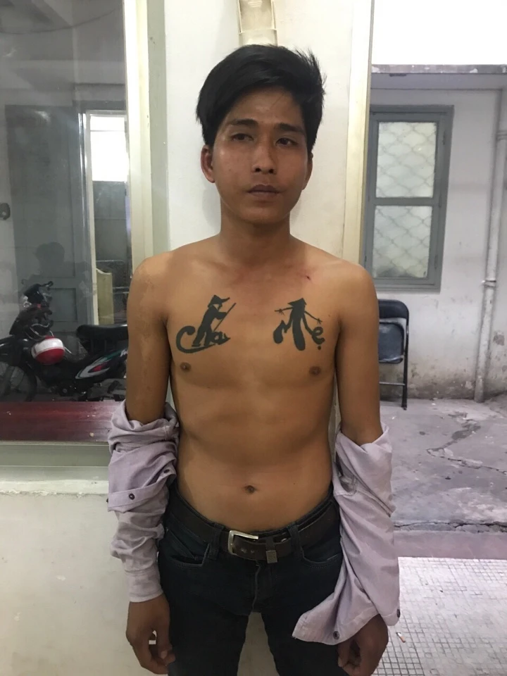 Nam thanh niên xăm hình cha mẹ trên ngực đi cướp giật ảnh 1