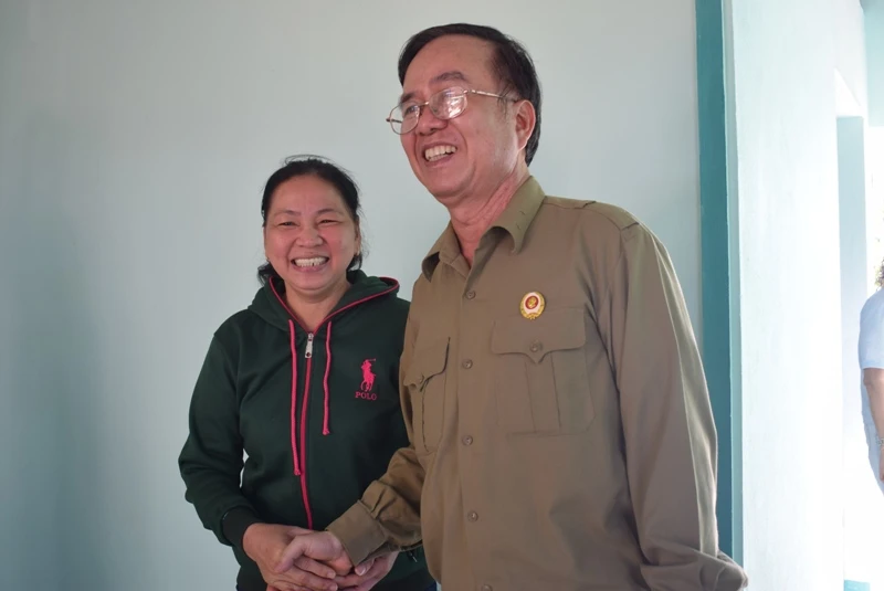 Vì sao hoa dâm bụt ở Củ Chi có màu đỏ thẫm? ảnh 4