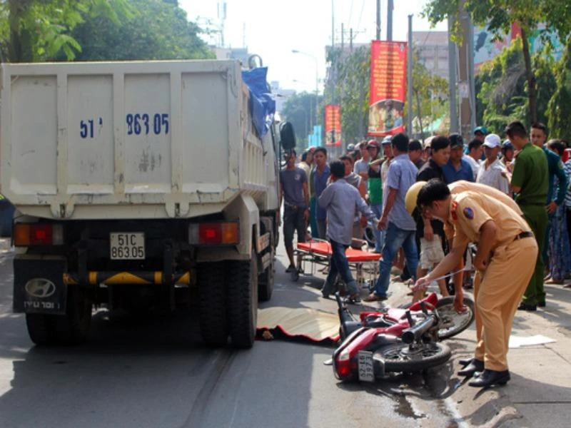 Tìm nhân chứng vụ tai nạn chết người ở Bến Vân Đồn ảnh 1