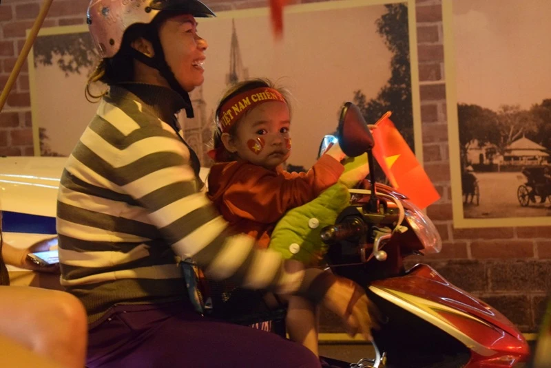 Đường Sài Gòn chật cứng: U-23 Việt Nam chiến thắng! ảnh 6