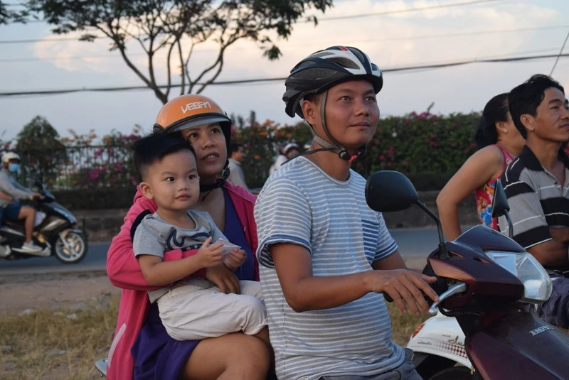 Mê mẩn cánh đồng diều Hóc Môn