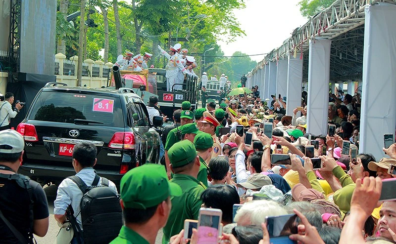  Dân đeo băng tang, lập bàn thờ tiễn bác Sáu Khải ảnh 6